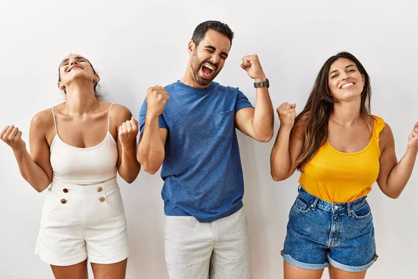 Gruppo Giovani Ispanici Piedi Uno Sfondo Isolato Che Celebrano Sorpreso — Foto Stock