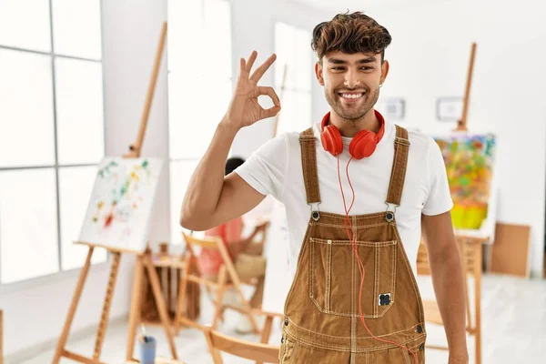 Young Hispanic Man Art Studio Smiling Positive Doing Sign Hand — Photo