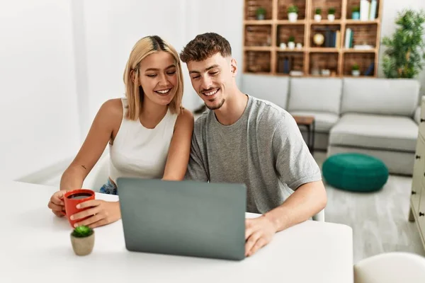 Giovane Coppia Caucasica Sorridente Felice Con Computer Portatile Seduto Sul — Foto Stock