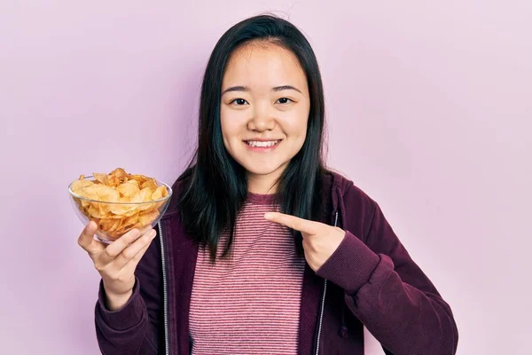 Joven Chica China Sosteniendo Papas Fritas Sonriendo Feliz Señalando Con — Foto de Stock
