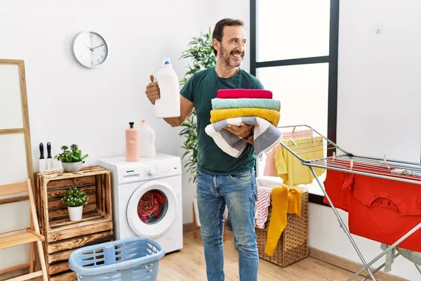 Hombre Hispano Mediana Edad Haciendo Lavandería Sosteniendo Botella Detergente Ropa — Foto de Stock