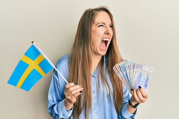 Elinde Sveç Bayrağı Krone Banknotları Tutan Genç Sarışın Kadın Kızgın — Stok fotoğraf