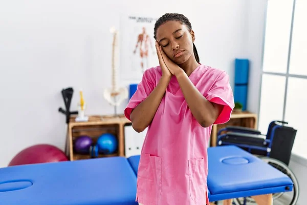 Afro Amerikalı Genç Bir Kadın Ağrı Kesici Kliniğinde Çalışıyor Uyuyor — Stok fotoğraf