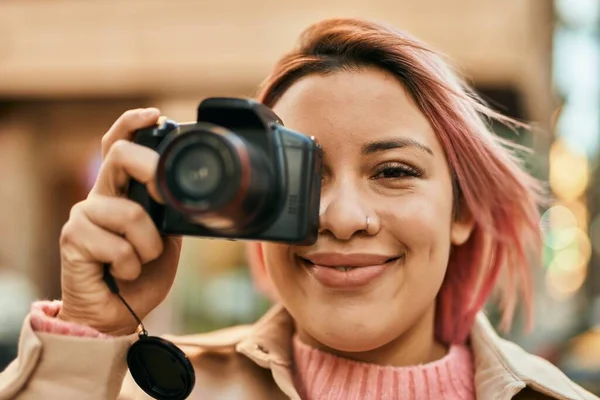 Gadis Hispanik Muda Tersenyum Bahagia Menggunakan Kamera Refleks Kota — Stok Foto