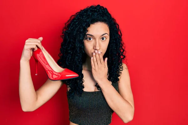 Young Hispanic Woman Curly Hair Holding Red High Heel Shoes —  Fotos de Stock