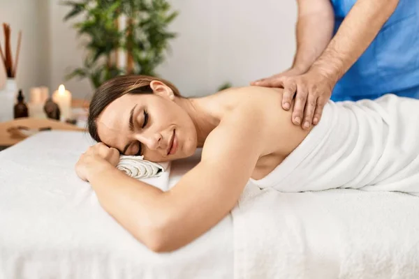 Donna Sorridente Felice Reciving Massaggio Alla Schiena Centro Bellezza — Foto Stock