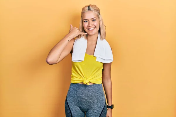 Vacker Blond Sport Kvinna Bär Träningskläder Ler Gör Telefon Gest — Stockfoto