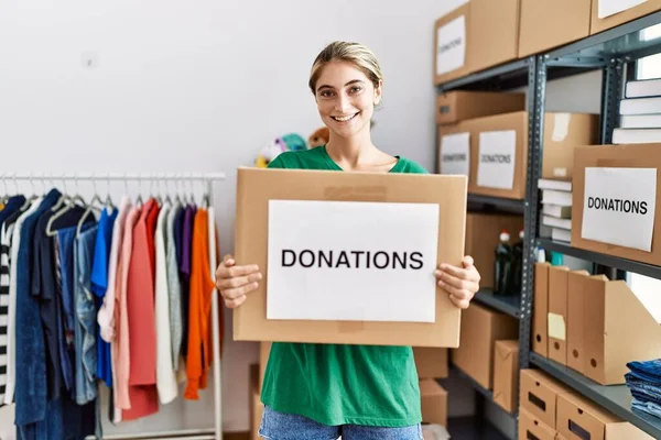 Gönüllü Üniforma Giyen Beyaz Bir Kadın Yardım Merkezinde Bağış Kutusunu — Stok fotoğraf