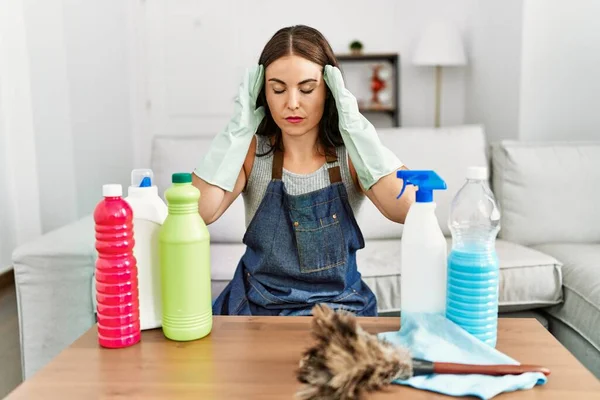 Junge Brünette Frau Mit Putzschürze Und Handschuhen Putzen Hause Mit — Stockfoto