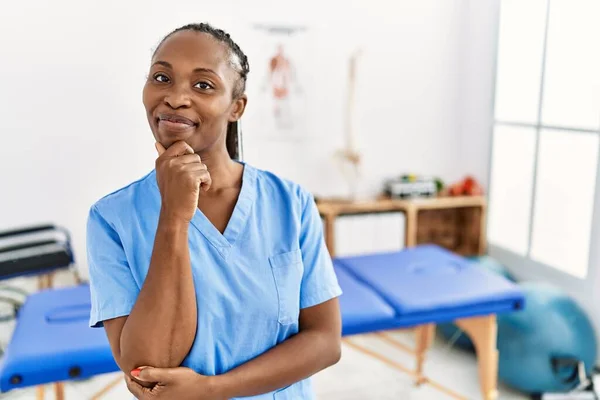 Schwarze Frau Mit Zöpfen Die Der Schmerzklinik Arbeitet Und Selbstbewusst — Stockfoto