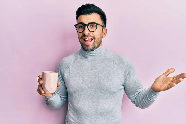Joven Hombre Hispano Usando Gafas Bebiendo Una Taza Café Celebrando — Foto de Stock