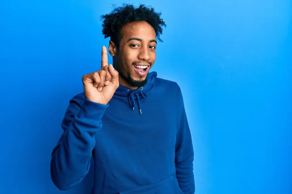 Jonge Afro Amerikaanse Man Met Baard Draagt Casual Sweatshirt Glimlachend — Stockfoto