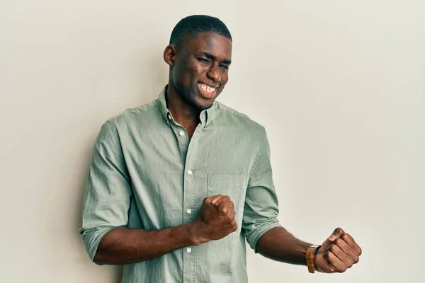 Junger Afrikanisch Amerikanischer Mann Lässiger Kleidung Der Sich Über Den — Stockfoto