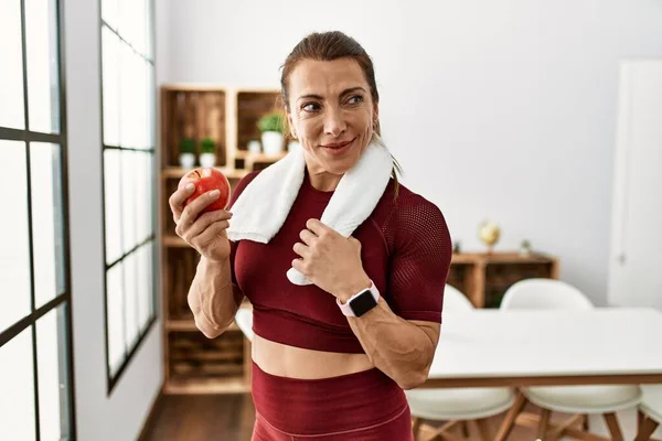 Edad Media Caucásico Deportivo Mujer Comer Manzana Casa — Foto de Stock
