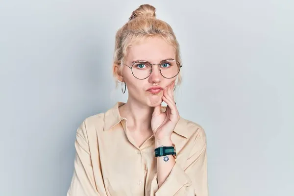 Schöne Kaukasische Frau Mit Blonden Haaren Lässigem Look Und Brille — Stockfoto