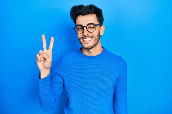 Jonge Spaanse Man Casual Kleren Een Bril Glimlachend Met Een — Stockfoto