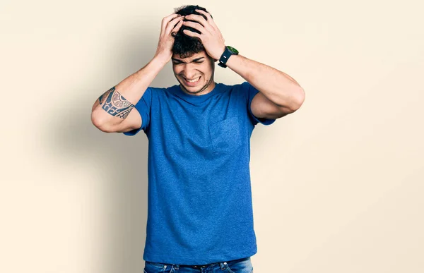 Joven Hombre Hispano Con Camiseta Casual Que Sufre Dolor Cabeza —  Fotos de Stock