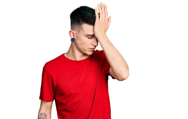 Junge Kaukasische Junge Mit Ohren Erweiterung Trägt Lässig Rotes Shirt — Stockfoto