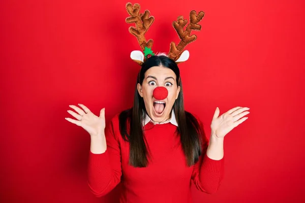 Mladá Hispánka Jelením Vánočním Kloboukem Červeným Nosem Slaví Šílenost Úžas — Stock fotografie