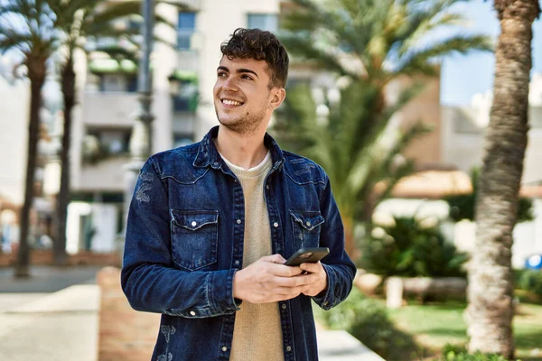 Jovem Hispânico Homem Sorrindo Feliz Usando Smartphone Cidade — Fotografia de Stock