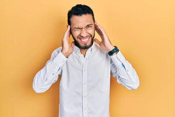 Hispanic Man Med Skägg Bär Business Shirt Täcker Öronen Med — Stockfoto