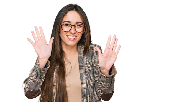 Menina Hispânica Jovem Vestindo Roupas Negócios Óculos Mostrando Apontando Para — Fotografia de Stock
