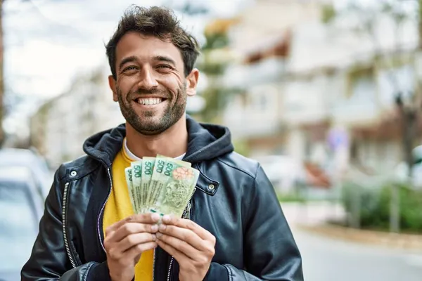 Jóképű Spanyol Férfi Szakállal 500 Argentina Peso Bankjegyet Tart Szabadban — Stock Fotó