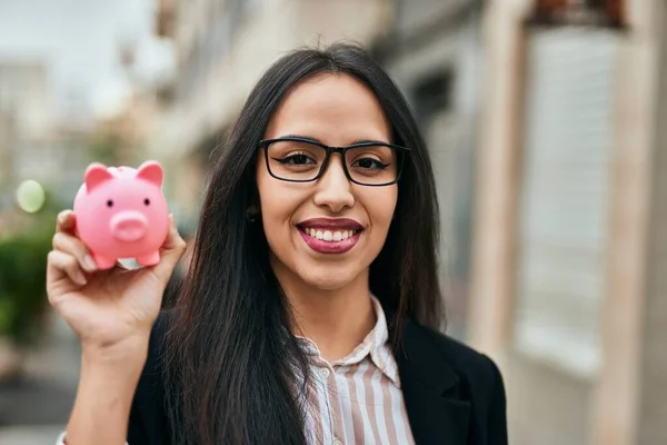 Joven Empresaria Hispana Sonriendo Feliz Sosteniendo Alcancía Ciudad —  Fotos de Stock