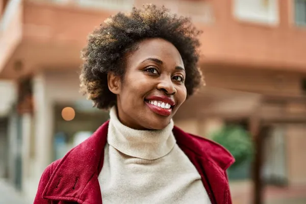 美丽的商业非洲裔美国女人 一头黑发 在城外快乐而自信地微笑着 — 图库照片