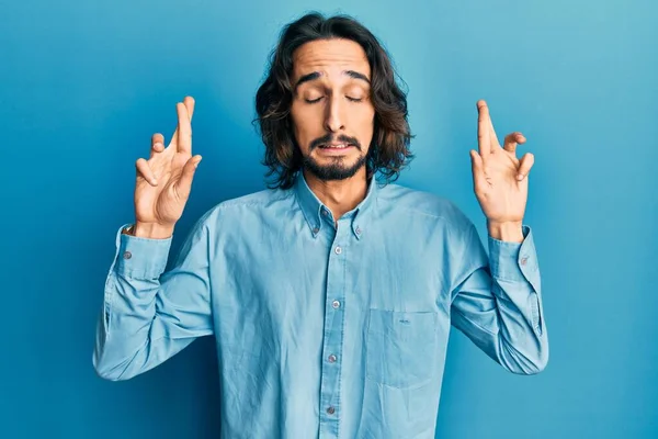 Junger Hispanischer Mann Lässiger Kleidung Gestikuliert Mit Erhobenem Zeigefinger Lächelnd — Stockfoto