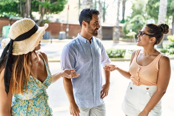 Tre Amici Ispanici Sorridenti Felici Piedi Alla Città — Foto Stock