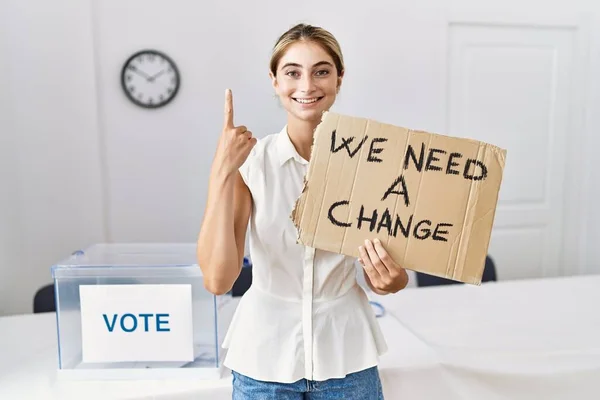 Ung Blond Kvinna Politiska Val Håller Behöver Förändring Banner Förvånad — Stockfoto