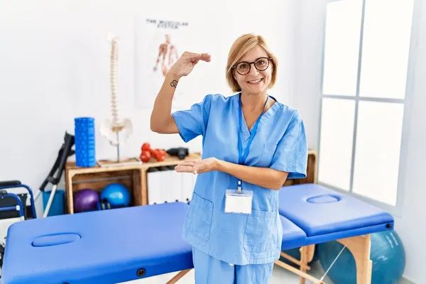 Medelålders Blond Kvinna Som Arbetar Smärta Återhämtning Klinik Gest Med — Stockfoto