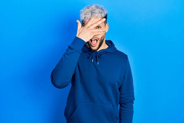 Modern Boyalı Saçı Olan Genç Spanyol Bir Adam Sıradan Mavi — Stok fotoğraf