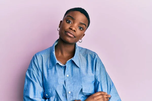 Mladá Afroameričanka Neformálním Oblečení Uvolnila Vážným Výrazem Tváři Jednoduchý Přirozený — Stock fotografie