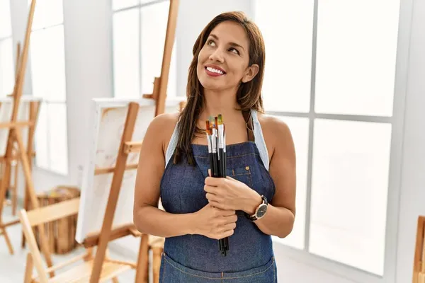 Young Hispanic Artist Woman Smiling Happy Drawing Art Studio — ストック写真