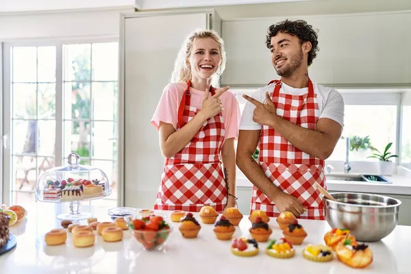 Casal Esposa Marido Cozinhando Doces Cozinha Alegre Com Sorriso Rosto — Fotografia de Stock