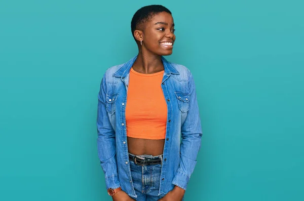 Jonge Afro Amerikaanse Vrouw Die Casual Kleren Draagt Die Van — Stockfoto