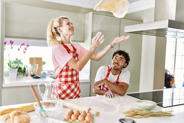 Casal Jovem Sorrindo Massa Cozinha Feliz Cozinha — Fotografia de Stock