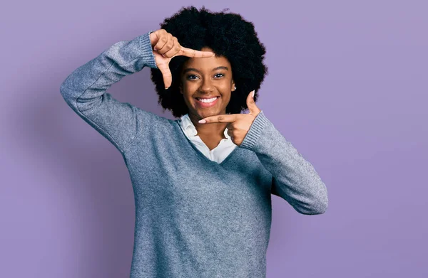 Ung Afrikansk Amerikansk Kvinna Bär Affärskläder Leende Gör Ram Med — Stockfoto