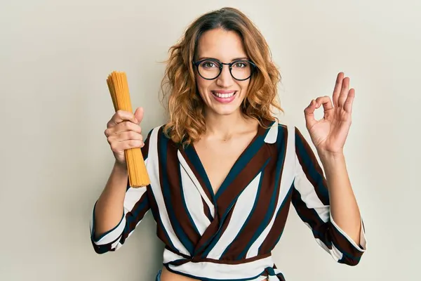 Ung Kaukasisk Kvinna Håller Okokt Spaghetti Pasta Gör Tecken Med — Stockfoto