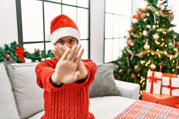 Kısa Saçlı Ispanyol Bir Kadın Noel Şapkası Takıyor Kanepede Oturuyor — Stok fotoğraf