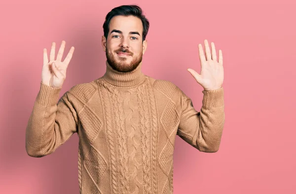Junger Hispanischer Mann Lässiger Kleidung Zeigt Mit Finger Nummer Neun — Stockfoto