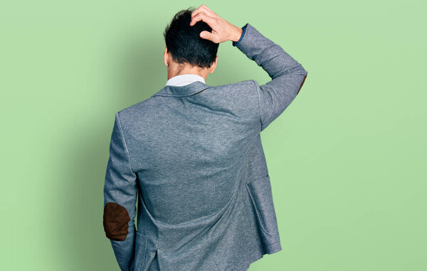 Молодой латиноамериканец в деловой одежде задом наперед думает о сомнении с поднятой головой 