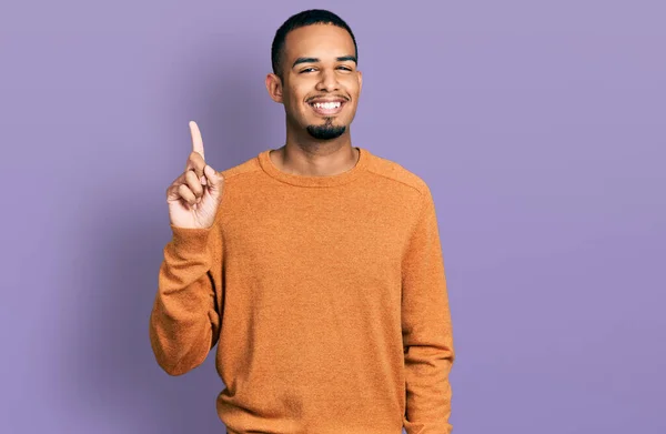 若いアフリカ系アメリカ人の男性は 成功したアイデアで指を指してカジュアルな服を着ています 興奮して幸せよ 第1位 — ストック写真