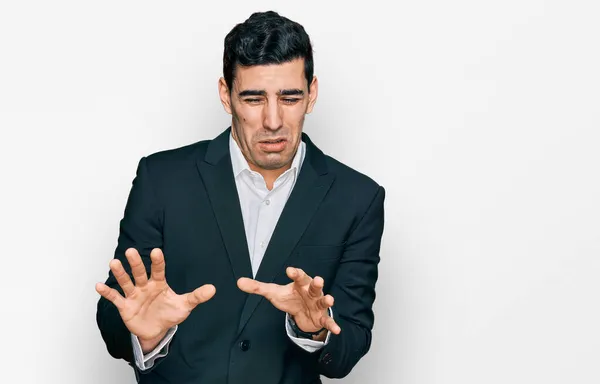 Hombre Hispano Guapo Usando Ropa Negocios Expresión Disgustada Disgustado Temeroso —  Fotos de Stock