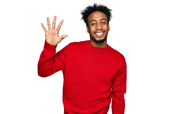年轻的非洲裔美国人 留着胡子 穿着宽松的冬季毛衣 手指头指向五号 面带微笑 自信而快乐 — 图库照片