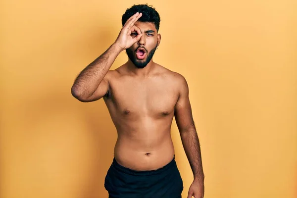 Arabský Muž Vousy Plavkách Bez Košile Vedl Dobře Gesto Šokované — Stock fotografie