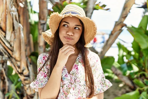 Joven Morena Aire Libre Día Soleado Verano Sonriendo Feliz Positivo —  Fotos de Stock