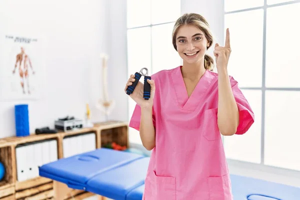 Giovane Donna Bionda Che Lavora Alla Clinica Recupero Del Dolore — Foto Stock